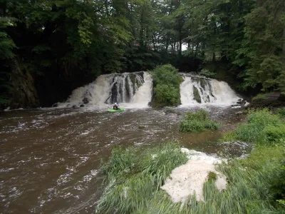 Bernard sous la Cascade de Blangy (classe 6).